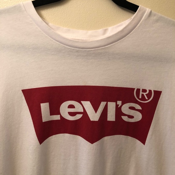 Levi's Tops - Levi’s tee🎀